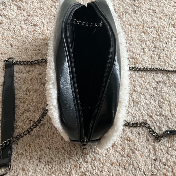 Crinkled faux leather crossbody chain strap fur accent - Picture 6 of 6